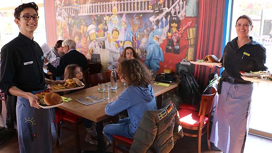 Anschließend kann man sich in einem der Restaurants sättigen (©Foto: Martin Schmitz)